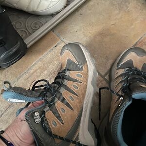 Tan and Gray Hiking Shoes - Durable Trail Sneakers 1 broken hook see on picture